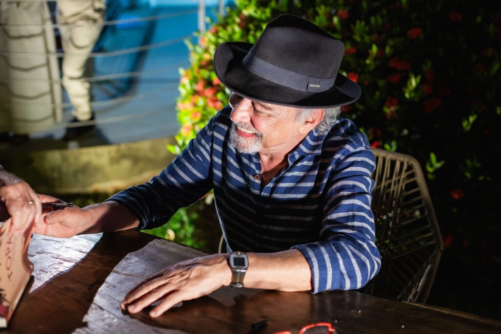 Livro “Topa?” de Tião Rocha tem lançamentos em diferentes cidades